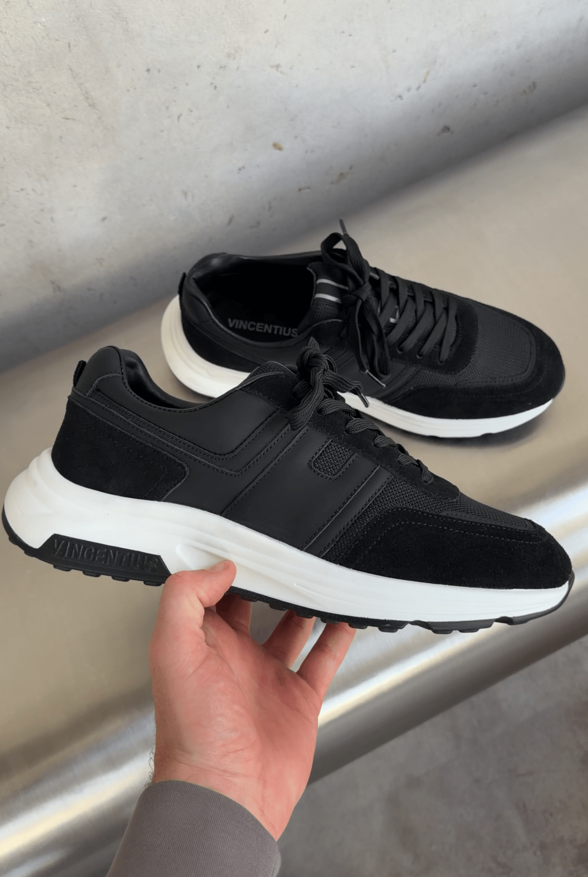 V001 Runner - Black/Black - Vincentius