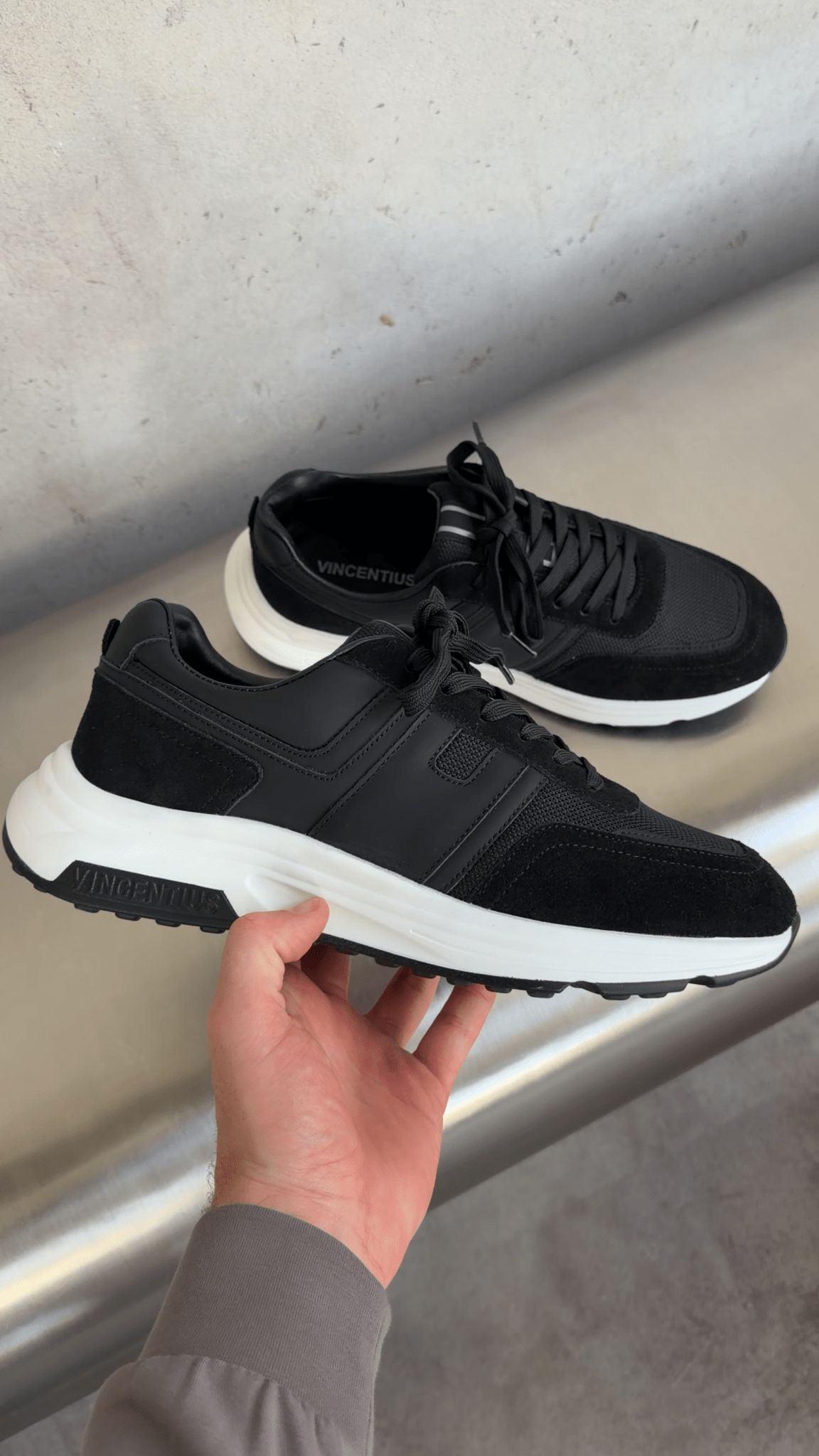 V001 Runner - Black/Black - Vincentius