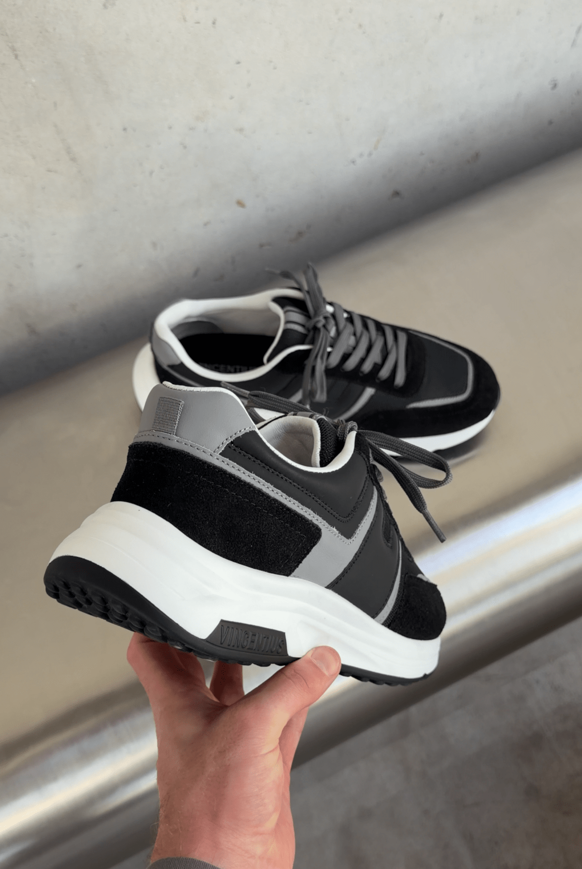 V001 Runner - Black/Grey - Vincentius