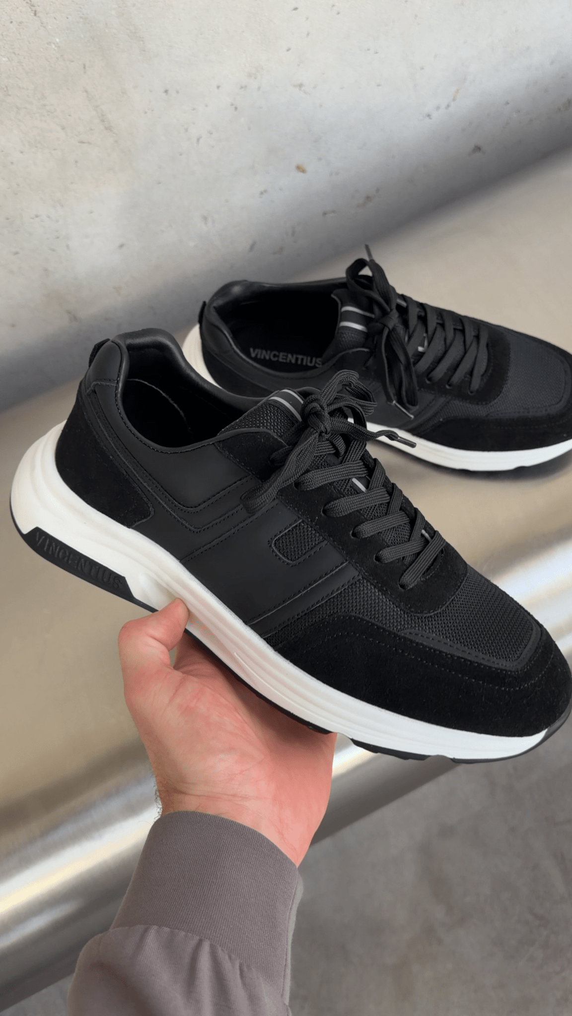 V001 Runner - Black/Black - Vincentius