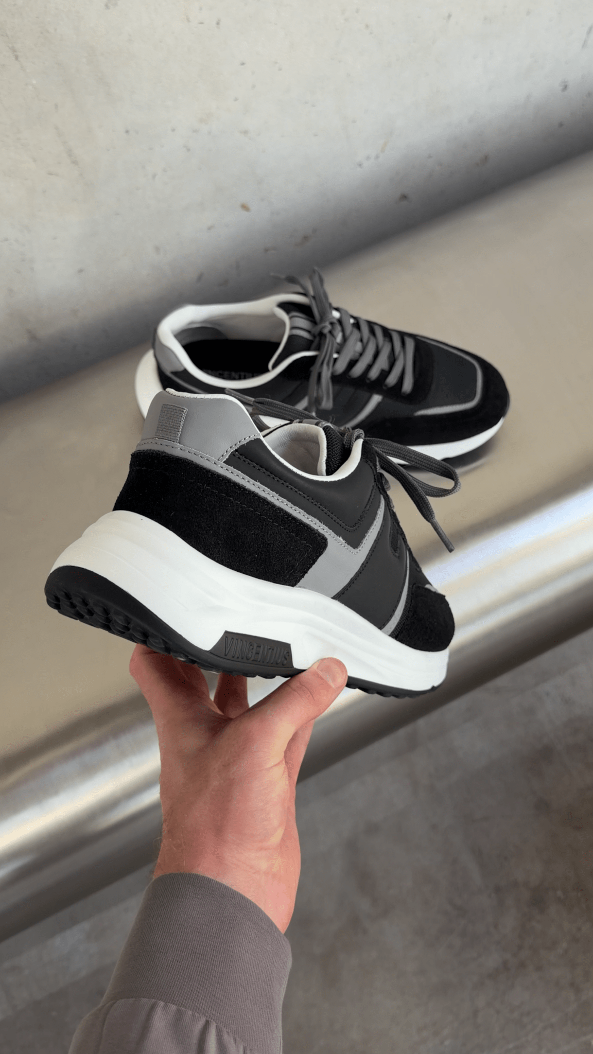 V001 Runner - Black/Grey - Vincentius